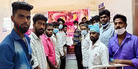 மயிலாடுதுறை: 42 யூனிட் ரத்தம் வழங்கி விஜய் சேதுபதியின் பிறந்தநாளை கொண்டாடிய ரசிகர்கள்