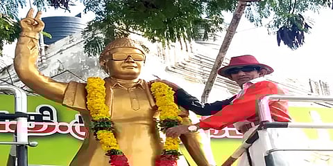 திண்டுக்கல்: தாயில்லாமல் நான் இல்லை... எம்.ஜி.ஆர் மீது ரசிகன் கொண்ட காதல்!