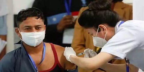 “துப்புரவு பணியாளருக்கு முதல் தடுப்பூசியை செலுத்தியது ஏன்?”- எய்ம்ஸ் இயக்குனர் விளக்கம்