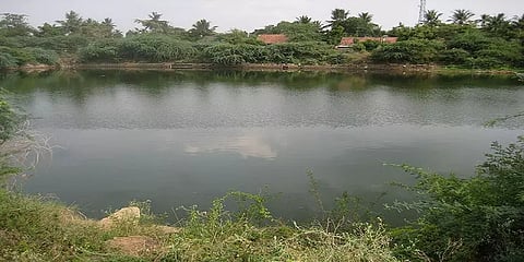 ஏரியில் மர்ம நபர்களால் கொட்டிச் செல்லப்பட்ட கெட்டுப்போன மீன்கள் - பொதுமக்கள் அவதி!