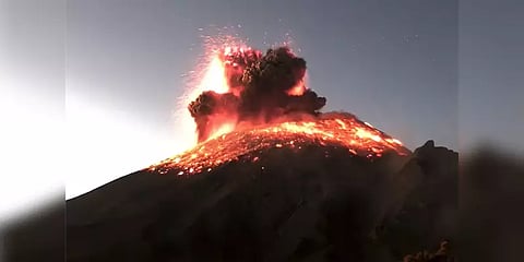 இந்தோனேசியாவில் வெடித்த எரிமலை... 5 கி.மீ தூரத்திற்கு வானில் பறந்த சாம்பல்