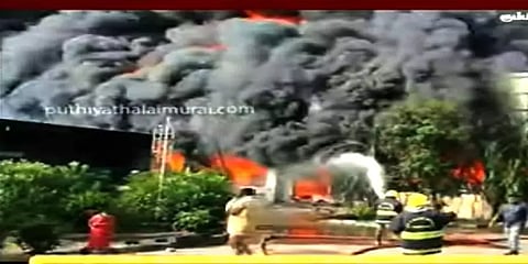 டயர் உற்பத்தி ஆலையில் ஏற்பட்ட திடீர் தீ விபத்து...பலகோடி ரூபாய் மதிப்பிலான பொருட்கள் சேதம்