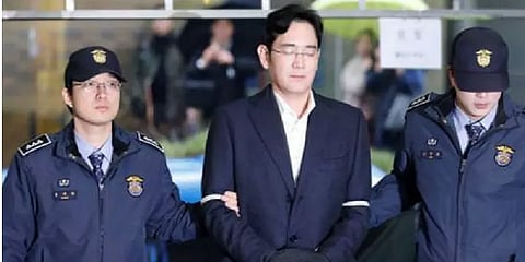 லஞ்சம் கொடுத்த வழக்கில் சாம்சங் தலைவருக்கு இரண்டரை ஆண்டு சிறை: பின்னணி என்ன?