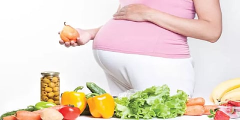 'மீன் வகைகளில் கவனம் முக்கியம்!' - கர்ப்பிணிகளின் தினசரி டயட்டில் இருக்கவேண்டிய உணவுகள்