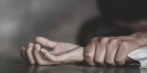 உ.பி: பாலியல் வன்கொடுமைக்கு முயற்சித்த நபர் : போராடி அடித்துவிரட்டிய பெண்