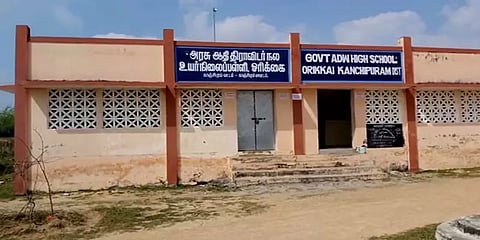 பத்தாம் வகுப்பு இருளர் மாணவர்கள் பள்ளிக்கு செல்லாமல் கூலி வேலைக்குச் செல்லும் கொடூரம்