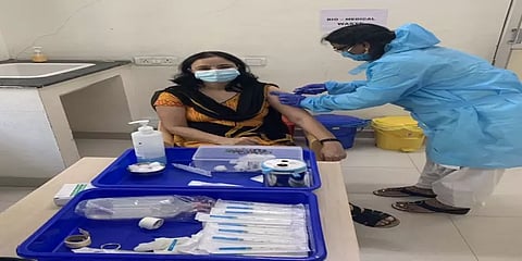 கொரோனா தடுப்பூசியை செலுத்திக்கொண்ட பிரதீப் கவுர்!