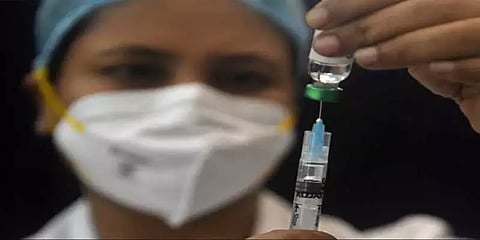 கொரோனா தடுப்பூசி போட்டுக்கொள்ள தொடரும் தயக்கம் : காரணம் என்ன?