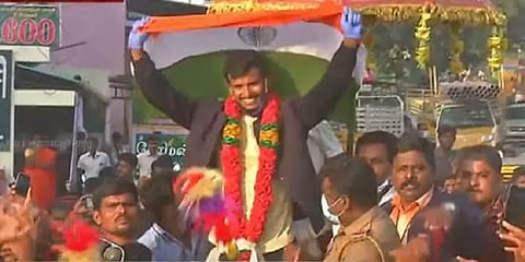 சாரட் வண்டியில் வலம்வந்த நடராஜன்... விழாக்கோலம் பூண்ட சின்னப்பம்பட்டி