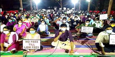 கடலூர்: மருத்துவ படிப்புக்கு கூடுதல் கட்டணம்... 45 வது நாளாக மாணவர்கள் போராட்டம்