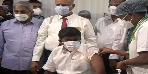 கொரோனா தடுப்பூசி செலுத்திக்கொண்டார் சுகாதார அமைச்சர் விஜயபாஸ்கர்!