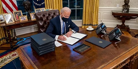 தன்னுடைய அதிபர் மேஜையில் ட்ரம்ப் வைத்திருந்த சிவப்பு நிற பட்டன்.. அகற்றிய பைடன்!