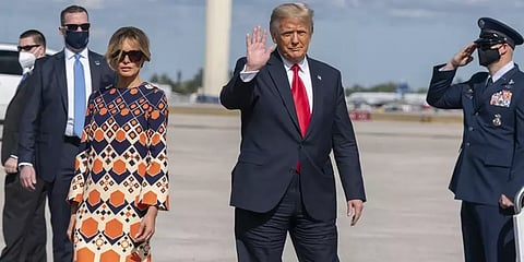 நின்று போஸ் கொடுத்த ட்ரம்ப்.. கண்டுகொள்ளாமல் சென்ற மெலானியா.. வைரல் வீடியோ!