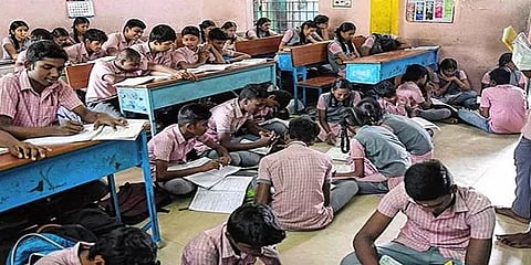 திண்டுக்கல்: ஆசிரியைக்கு கொரோனா தொற்று உறுதியானதால் மூடப்பட்ட அரசுப் பள்ளி