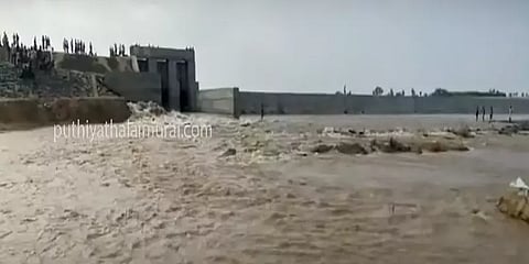 விழுப்புரம்: 25 கோடி செலவில் கட்டப்பட்ட அணை - 2 மாதத்தில் உடைப்பு ஏற்பட்டு தண்ணீர் கசிவு