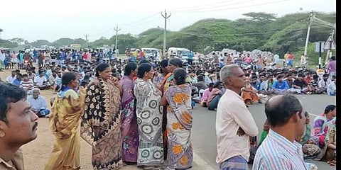 இறந்த மீனவரின் உடலை ஊர்வலமாக எடுத்துச் செல்ல போலீசார் மறுப்பு - உறவினர்கள் சாலைமறியல்