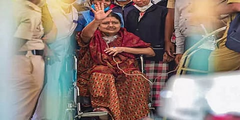 ‘சசிகலா உடல்நிலையில் முன்னேற்றம்: உதவியுடன் எழுந்து நடக்கிறார்’ - விக்டோரியா மருத்துமனை