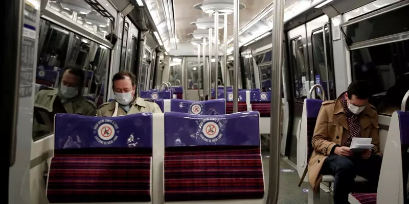 ‘கொரோனாவை கட்டுப்படுத்த சப்வேயில் பேச வேண்டாம்’ – பிரெஞ்சு மருத்துவர்கள் அறிவுரை