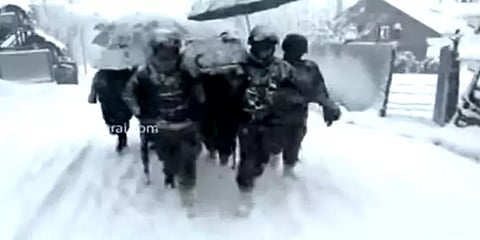 காஷ்மீரில் கடும் பனிப்பொழிவு... இளம் தாயை 6 கி.மீ தூரம் சுமந்து சென்ற ராணுவ வீரர்கள்!