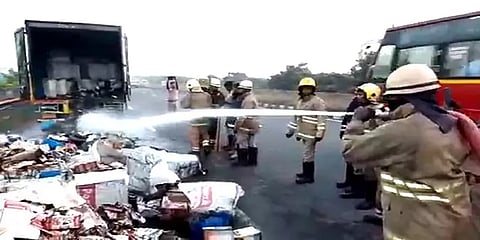 சென்னை: பார்சல் வாகனத்தில் தீ விபத்து... பல லட்சம் மதிப்பிலான பொருட்கள் எரிந்து நாசம்