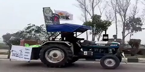 பஞ்சாப் டூ டெல்லி: ரிவர்ஸ் கியரில் டிராக்டர் ஓட்டிச் செல்லும் விவசாயி - வைரல் வீடியோ