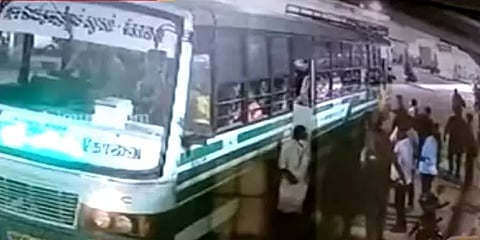 கோவையில் தப்பியோடிய திருடனை துரத்திப் பிடித்த காவலர் - சிசிடிவி காட்சி