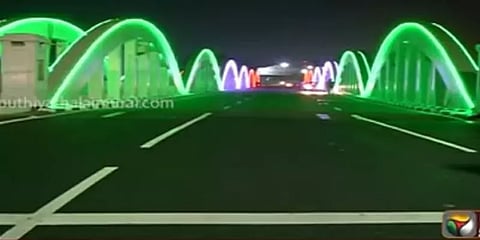 குடியரசு தினக் கொண்டாட்டம்: வண்ண விளக்குகளால் ஜொலிக்கும் நேப்பியர் பாலம்!