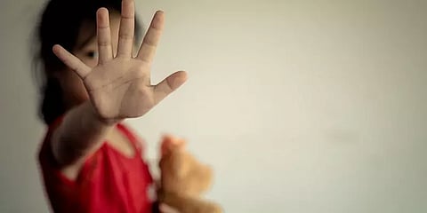 ஆடைமீது தொட்டு பாலியல் தொந்தரவு செய்வது POCSO கீழ் வராது: மும்பை உயர் நீதிமன்றம்