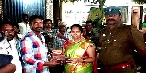 சாலையில் கிடந்த பையில் 15 பவுன் நகை...நேர்மையுடன் காவலரிடம் ஒப்படைத்த கூலித் தொழிலாளி