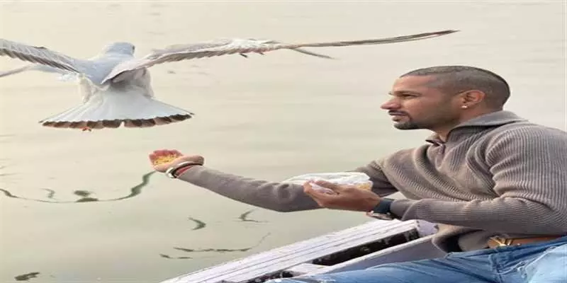 படகு பயணத்தின்போது பறவைகளுக்கு தீனி போட்ட தவான்: சிக்கலில் படகோட்டி