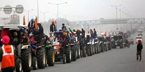 டெல்லியை அதிரவைக்கும் டிராக்டர்கள்.. பிரம்மாண்ட பேரணியின் புகைப்படங்கள்!