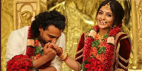 ’மனம் கொத்தி பறவை’ பட நடிகை ஆத்மியா திருமண புகைப்படங்கள்!