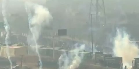 டெல்லி டிராக்டர் பேரணியில் விவசாயிகள் மீது கண்ணீர்ப் புகைக்குண்டு வீச்சு