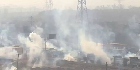 டிராக்டர் பேரணி: தடியடி, கண்ணீர் புகைக்குண்டு வீச்சு... டெல்லியில் பதற்றம்!