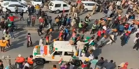 போலீசார் அறிவுறுத்திய வழித்தடங்களை விட்டு விலகும் சில விவசாய குழுக்கள்: டெல்லியில் பதற்றம்