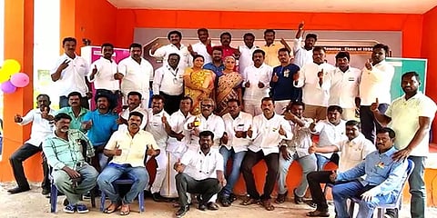 தங்கள் வாழ்க்கை முன்னேற வழிகாட்டிய ஆசிரியைக்கு கவுரவம் செய்த முன்னாள் மாணவர்கள்