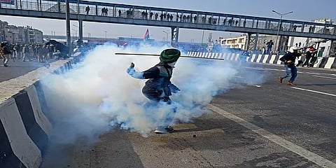 விவசாயிகள் காவல்துறையினர் மோதல்: வன்முறை களமாக மாறிய டெல்லி எல்லை - வீடியோ!