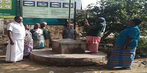 தேசியக் கொடியை ஏற்றவைத்து தூய்மை பணியாளரை கவுரவப்படுத்திய பஞ்சாயத்து தலைவர்