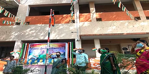 குடியரசு தினவிழா: திருச்சியில் தேசியக் கொடியை ஏற்றிவைத்த திருநங்கை