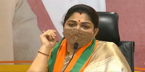 தவறான தேசியக்கொடியை பதிவிட்ட குஷ்பு மன்னிப்புக்கேட்டு ட்வீட்