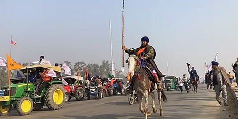 கையில் வாள்... குதிரை சவாரி... டிராக்டர் பேரணிக்கு காவலாக வந்த 'நிஹாங்' சீக்கியர்கள் யார்?