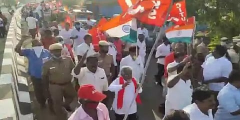 விவசாயிகள் மீதான தாக்குதலுக்கு கண்டனம்: பொன்னேரியில் தடையை மீறி டிராக்டர் போராட்டம்