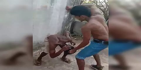 கேரளா: கும்பலாக சேர்ந்து 17 வயது மாணவனை தாக்கும் சக மாணவர்கள்: ஒருவர் தற்கொலை!