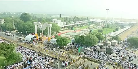 ஜெயலலிதா நினைவிடம்: கொரோனா அச்சம் தாண்டி அலைகடலென திரண்ட அதிமுகவினர்! - ஆல்பம்