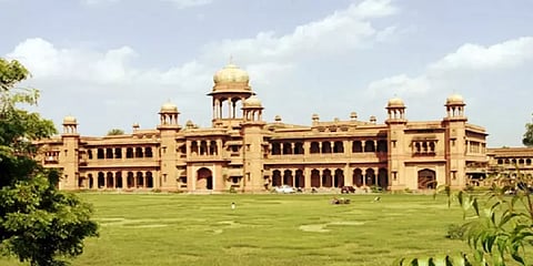 ’’பாய்ஃப்ரண்ட் இல்லாவிட்டால் காலேஜ் வரவேண்டாம்’’ - விசித்திர நோட்டீஸால் அதிர்ந்த மாணவிகள்!