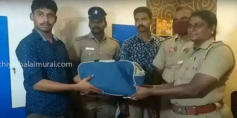 தவறவிட்ட நகையை உரிமையாளரிடம் ஒப்படைத்த ஆட்டோ ஓட்டுநர்