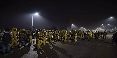 தொடரும் விவசாயிகள் போராட்டம்: ஆயிரக்கணக்கான போலீஸ் குவிப்பால் காசிப்பூரில் பதற்றம்!