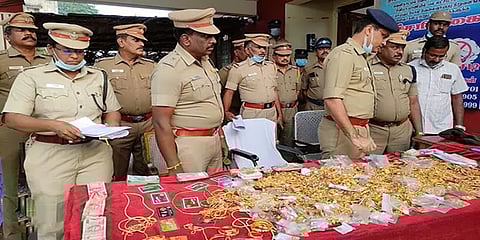 சீர்காழி கொள்ளை: 12.5 கிலோ நகை பறிமுதல்; காட்சிப்படுத்தப்பட்ட நகை, ரொக்கம், துப்பாக்கிகள்!