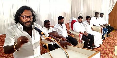 "சசிகலாவை எளிதில் எடை போடக்கூடாது; காத்திருங்கள்!" - கருணாஸ் எம்.எல்.ஏ