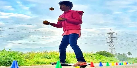 கோவை: வேவ் போர்டு ஓட்டியபடியே 3 பந்தை கைகளில் ஜக்ளிங் செய்து சாதனை படைத்த மாணவர்!